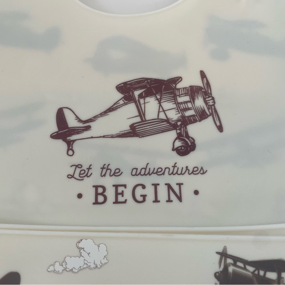 New! Badgley Mischka Vintage "Let the adventures Begin" Silicone Bib Set - Picture 3 of 7